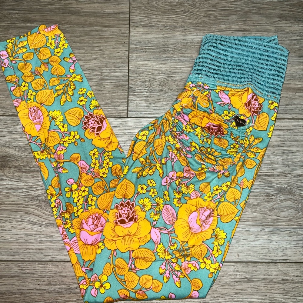 Cute Booty Lounge Yellow and Blue Leggings Vibrant Pattern